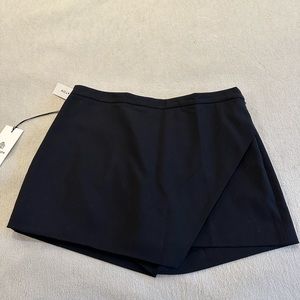 NEW Aritzia Kelly Skort by Babaton in Black size 4
